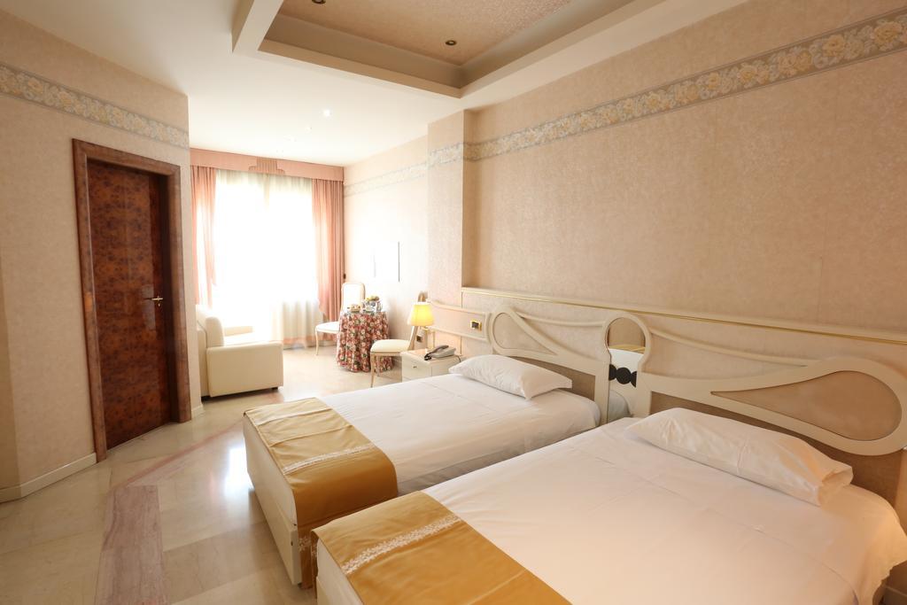 Hotel Europa Foggia Bagian luar foto